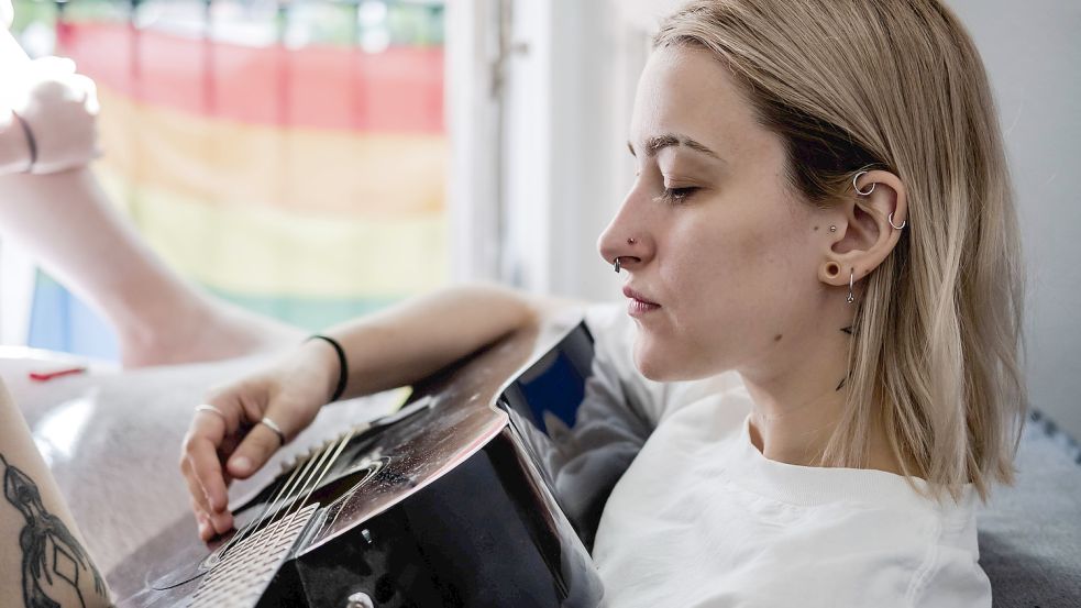 Ein Piercing bleibt für immer – aber soll es das auch? (Symbolbild) Foto: imago images/Addictive stock