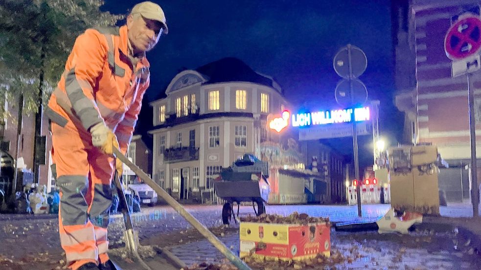 Morgens säuberten die Mitarbeiter der Stadtwerke die Wege und Flächen. Foto: Kierstein