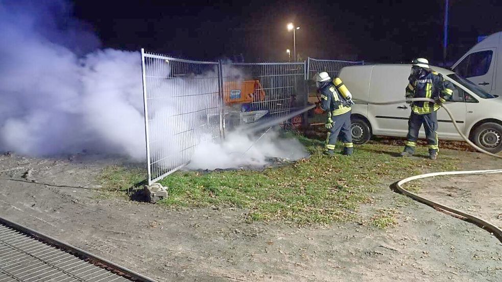 Die Einsatzkräfte löschten die brennende Kabelrolle. Foto: Feuerwehr Westoverledingen