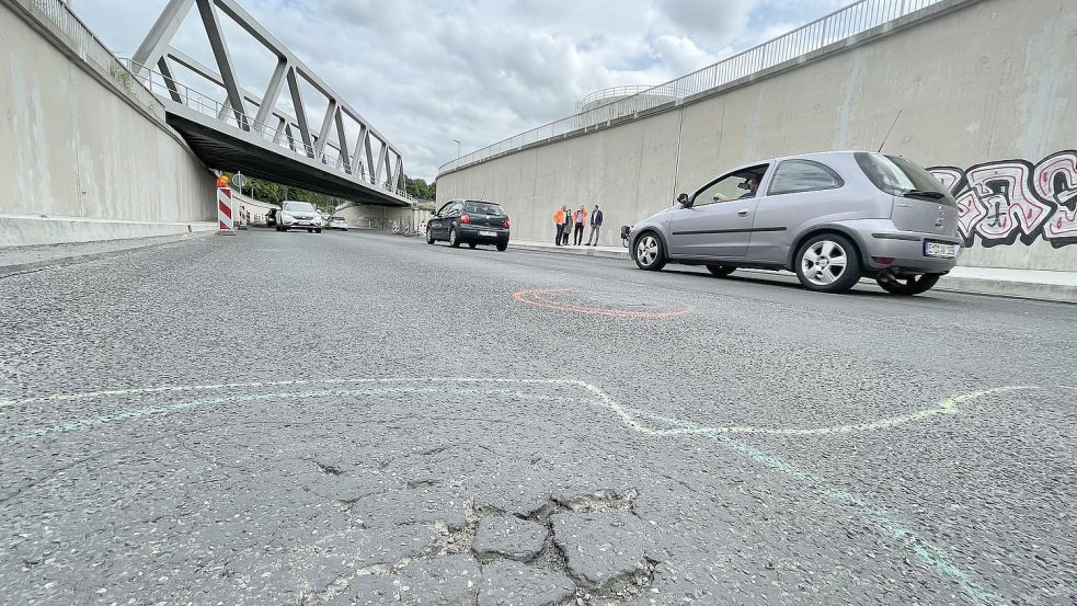 Dieses Bild entstand im Juli: Mit Farbe waren da die mehr als 50 Schadstellen in der gerade asphaltierten Fahrbahn markiert. Foto: Päschel/Archiv