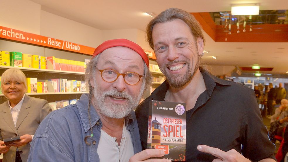 Hier ist Klaus-Peter Wolf (links) zusammen mit Jens Schumacher zu sehen, der das „Ostfriesenspiel“ entwickelt hat. Foto: Hillebrand