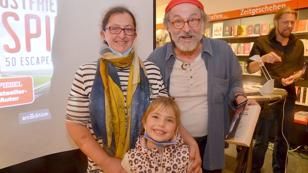 Cathrin Bensch und ihre Tochter Elli haben die Chance genutzt, um sich von Klaus-Peter Wolf Autogramme zu besorgen. Foto: Hillebrand