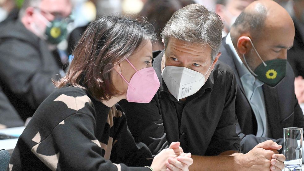 Annalena Baerbock und Robert Habeck im Zwiegespräch auf dem Parteitag in Bonn. Foto: INA FASSBENDER / AFP