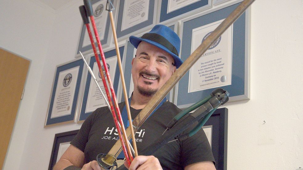 Ein Meister im Umgang mit Pfeil und Schwert: Mehrfacher Weltrekordhalter Joe Alexander. Foto: Patrick Kern