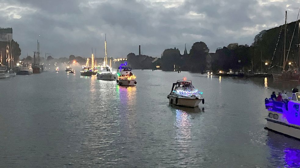 Die Lampionfahrt am Samstagabend lockte zahlreiche Besucher zum Hafen. Foto: Kierstein