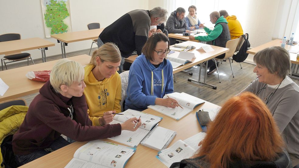 Olga Rudnieva und Oleg Polupudnov (im Hintergrund) setzen alles daran, möglichst schnell die Grundlagen der deutschen Sprache zu erlernen. Zweimal in der Woche besuchen sie einen freiwilligen Deutschkurs im Hause der Johanniter-Unfall-Hilfe. Foto: Ullrich