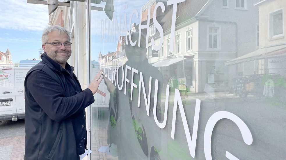 Jochen Jakobs richtet das Ladenlokal an der Burgstraße in Aurich derzeit für die Neueröffnung im November her. Fotos: Boschbach