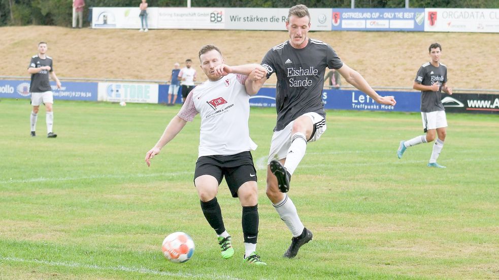 Der VfB Uplengen (schwarze Trikots) rangiert in der Ostfrieslandliga derzeit auf Rang drei. Foto: Lohmann