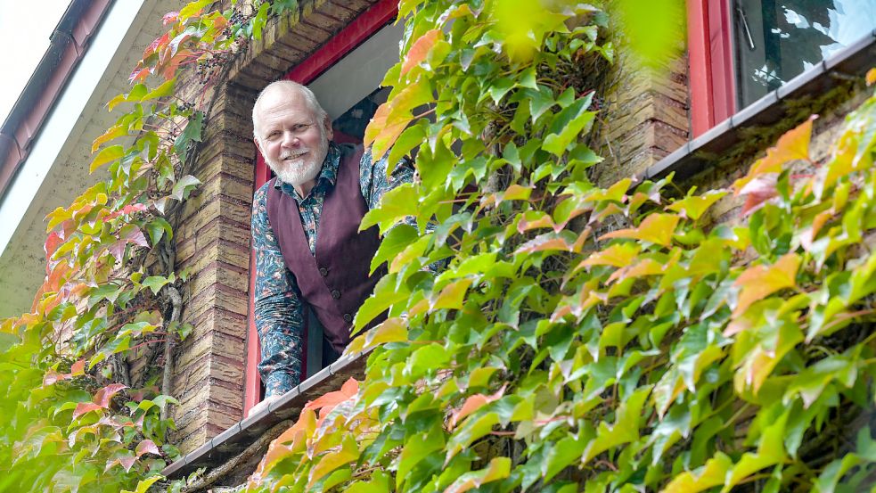 Hannes Sanders schätzt den Wilden Wein an seinem Haus als Klimaschutz. Fotos: Ortgies