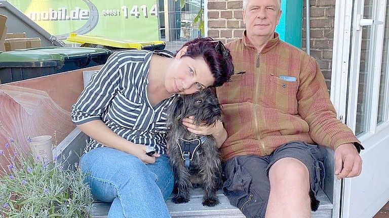 Natascha Dänner und ihr Mann Alexander Lenz ziehen von Sylt aufs Festland nach Neukirchen – mitsamt Hündin Tusca und ihren Kindern. Foto: Privat