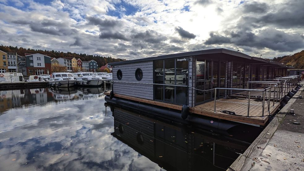 Urlauber können vielleicht bald maritimes Flair im Hafen von Weener genießen. Die Politik will die Idee, Hausboote als schwimmende Ferienwohnungen anzubieten, weiterverfolgen. Diese war zunächst auf Kritik gestoßen. Foto: Archiv