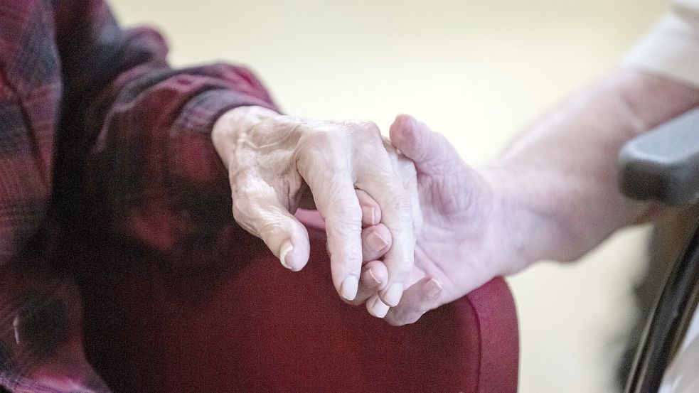 Alt werden wir mit Glück alle, wer dann nicht allein sein möchte, kann in eine Senioren-Wohngemeinschaft ziehen. Foto: Soeder/dpa
