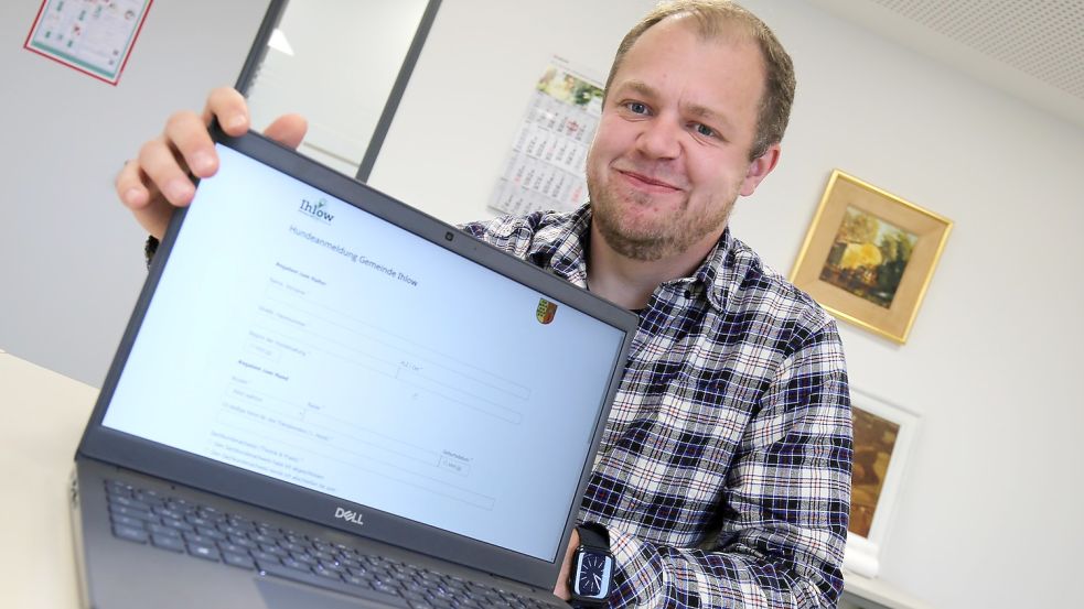 Holger Kruse organisiert die Digitalisierung in der Gemeinde Ihlow und tauscht sich mit den Zuständigen im ganzen Landkreis Aurich aus. Foto: Böning