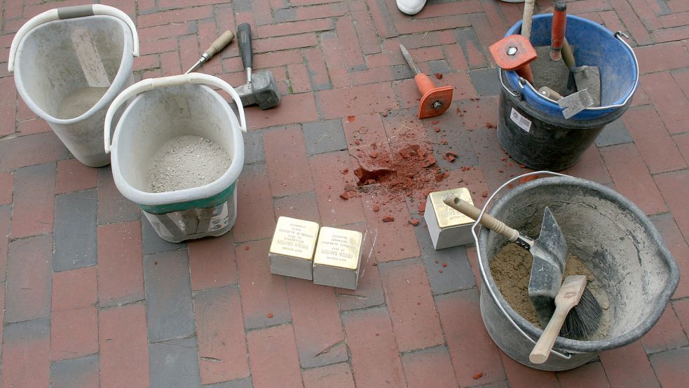 Die Stolpersteine werden ins Pflaster verlegt. Foto: Brahms
