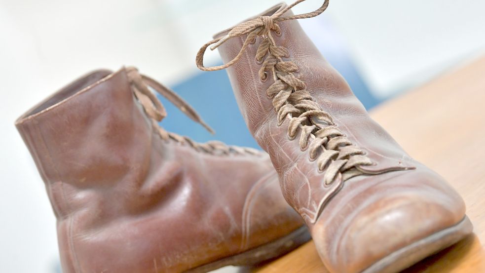 Diese Schuhe hat eine Frau aus dem Rheiderland mehrere Jahrzehnte lang getragen.