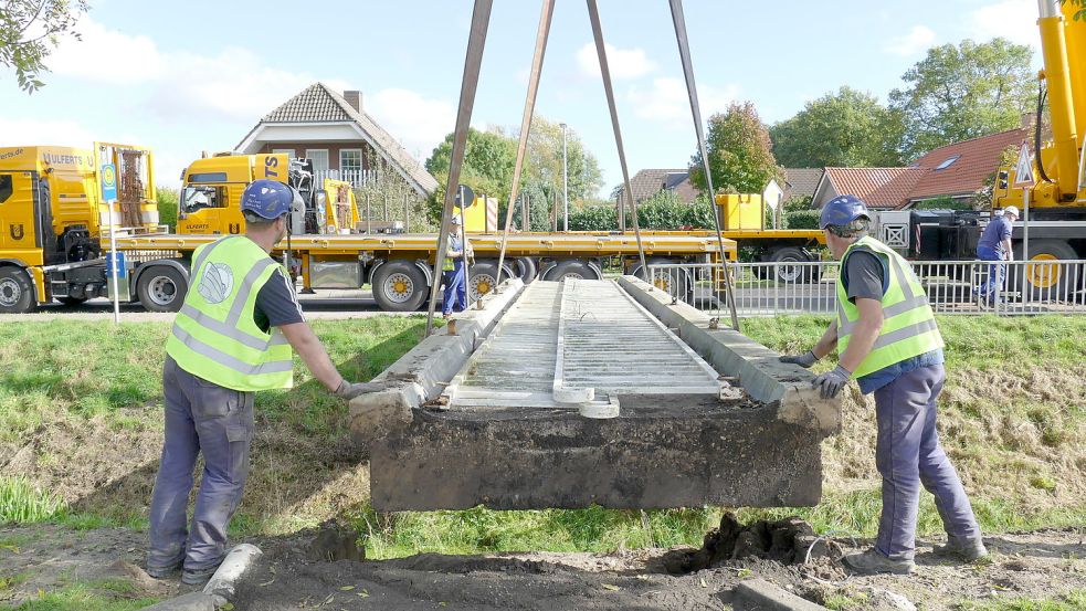 In Klostermoor wurde am Dienstagnachmittag von Mitarbeitern der Voß-Werft in Ihlow eine Fußgängerbrücke, die über die Wieke führte, abgebaut. Foto: Wieking