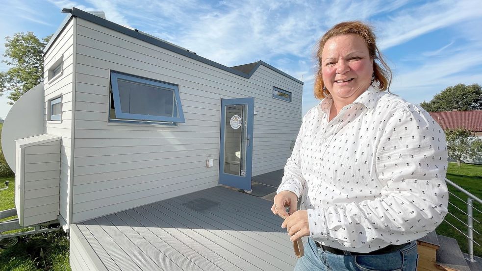 Die Terrasse kann schnell entfernt werden: Bianca Gärtner zeigt das Vorführmodell, das in Nüttermoor steht, aber zu Messen mitgenommen werden kann. Foto: Päschel