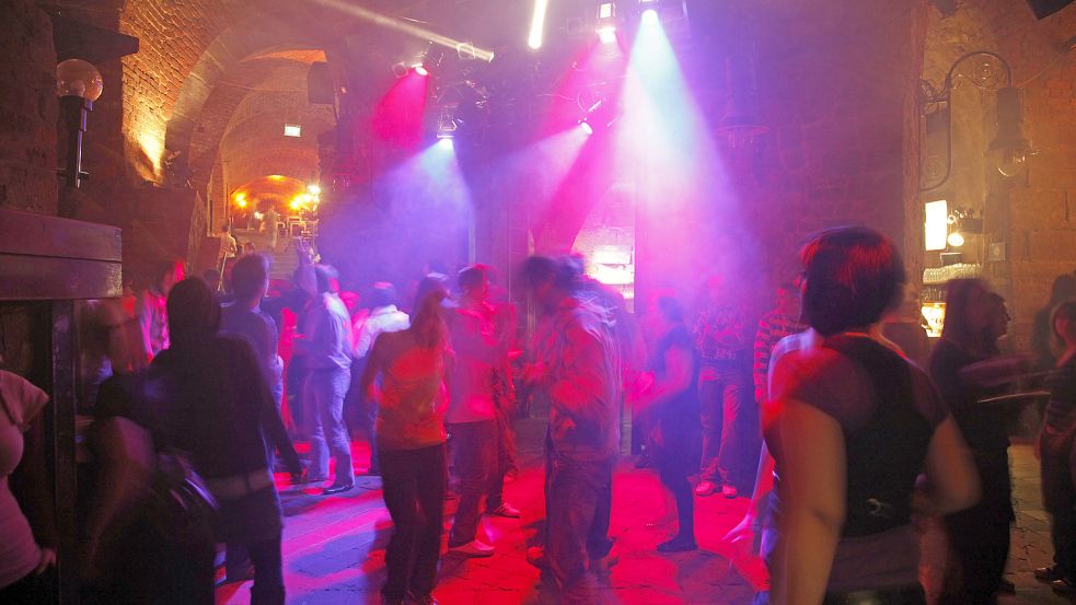 Auch Alkohol und Feiern gehört zur Orientierungswoche. Foto: Jan Woitas / dpa