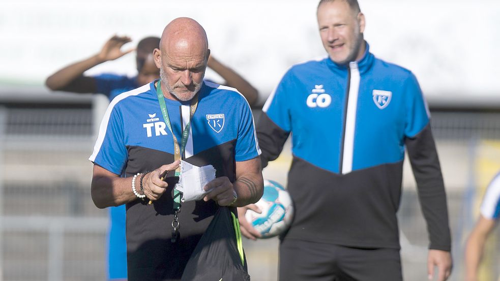 Welche Spieler aus dem Emder Kader hat Stefan Emmerling auch perspektivisch auf dem Zettel? Mit dem ein oder anderen Spieler wird der Kickers-Coach über den Winter hinaus nicht mehr planen. Foto: Jens Doden/Emden