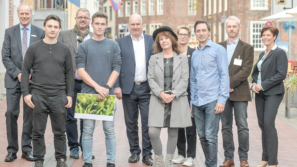 Eine fachkundige Jury (hinten) bewertete die Einsendungen der Teilnehmer und hatte dabei die Qual der Wahl. Foto: Ortgies