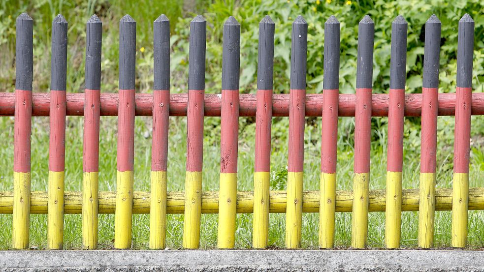 Der Gartenzaun ist nicht nur ein Sinnbild für die deutsche Nachbarschaftskultur, sondern zugleich ein häufiger Streitpunkt zwischen Nachbarn. Foto: Hildenbrand/dpa