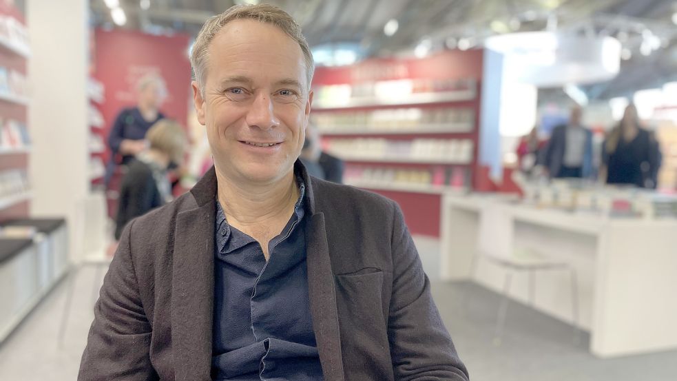 Im Gespräch: Jo Lendle vom Hanser-Verlag auf der Frankfurter Buchmesse. Foto: Stefan Lüddemann