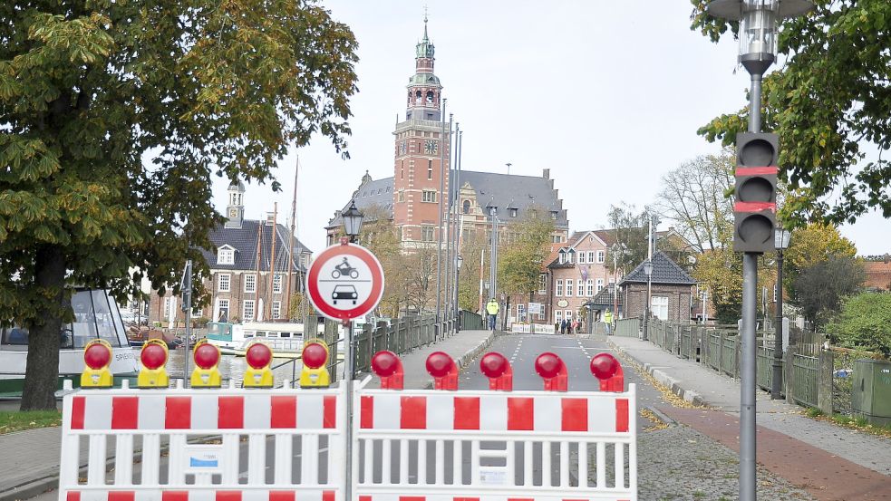 Kein Durchkommen für Autos: Die Rathaus-Brücke musste am Donnerstag gesperrt werden. Foto: Wolters
