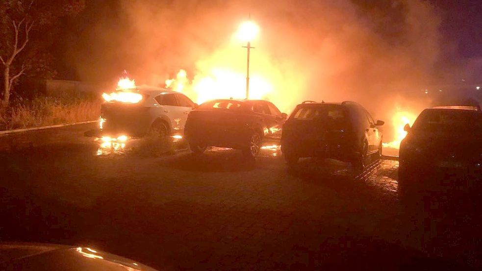 In den frühen Morgenstunden des 14. August wurde das Feuer auf dem Borkumer Parkplatz „Am Langen Wasser“ gemeldet. Foto: Archiv/Feuerwehr