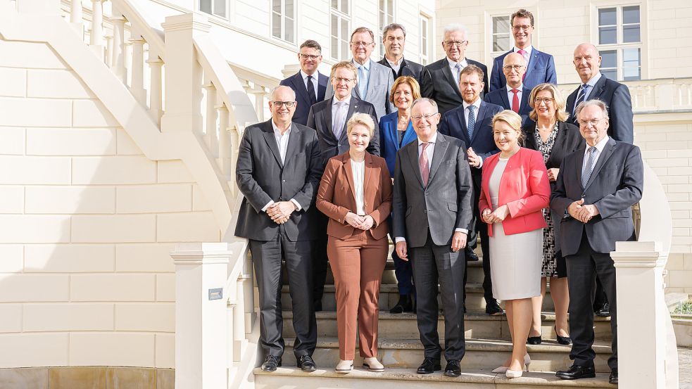 Die Länderchefs stehen für ein Gruppenbild vor Beginn der Ministerpräsidentenkonferenz auf einer Treppe vom Schloss Herrenhausen in Hannover. Niedersachsen hat am 1. Oktober dieses Jahres den Vorsitz der Ministerpräsidentenkonferenz übernommen. Vorne in der Mitte steht der Gastgeber, Niedersachsens Ministerpräsident Stephan Weil (SPD). Foto: Michael Matthey/dpa