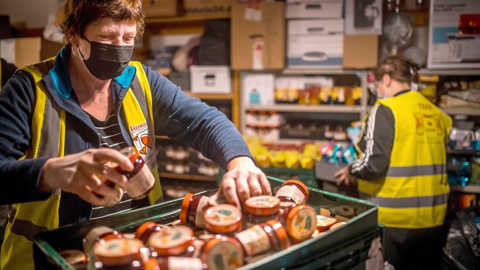 Herma Schoon sortiert gespendete Marmeladengläser im Gemeindehaus in Marcardsmoor. Dort darf ihr Hilfswerk einen Raum als Warenlager nutzen. Foto: Cordsen/Archiv