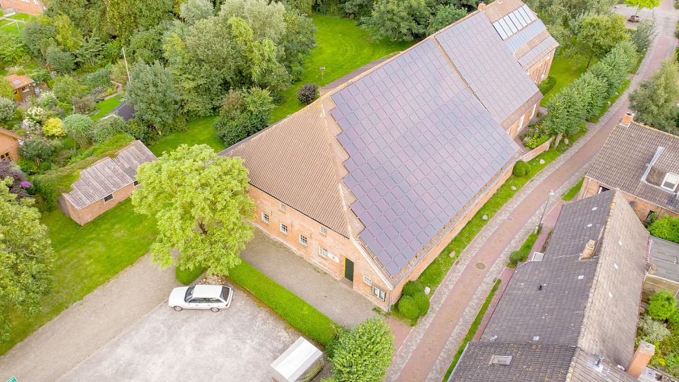 Der Kulturhof in Freepsum wird saniert. Verliert dafür aber vielleicht auf Dauer seine PV-Anlage. Foto: privat