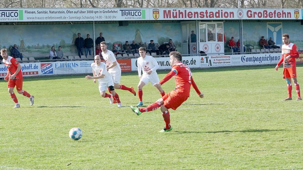 Eines der letzten Spiele von Jannik Swieter für den SV Großefehn. Hier eine Szene aus der Partie im April gegen den FC Norden. Archivfotos: Steenhoff
