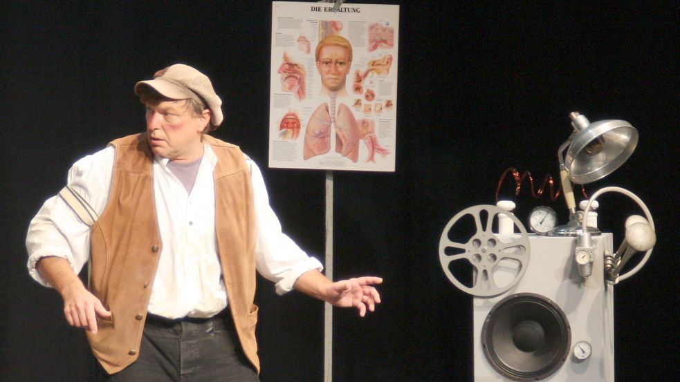 Hier ist Kuno Erdtmann in seiner Rolle als „Doolittle“ in dem Stück Pygmalion von George Bernhard Shaw zu sehen – vielen vielleicht besser bekannt als das Musical „My fair Lady“. Das Bild wurde im September 2010 im Neuen Theater in Emden aufgenommen. Archivfoto: Privat