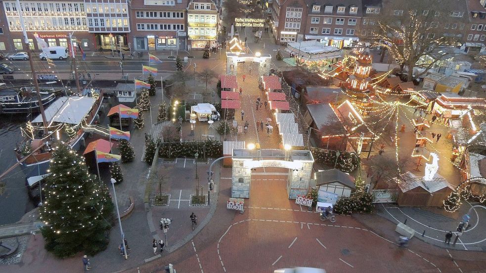 Im Jahr 2019 waren Teile des Rathausplatzes für den Autoverkehr gesperrt werden, um den Engelke-Markt an den Ratsdelft anzubinden. Foto: F. Doden/Archiv