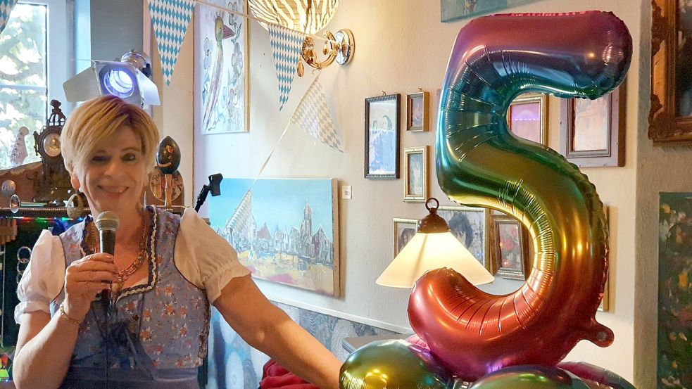 Im Oktoberfest-Dirndl feierte Katja Zwezerijnen mit ihren Gästen das fünfjährige Bestehen ihres Musik-Cafés am Hafen von Weener. Bild: Gettkowski