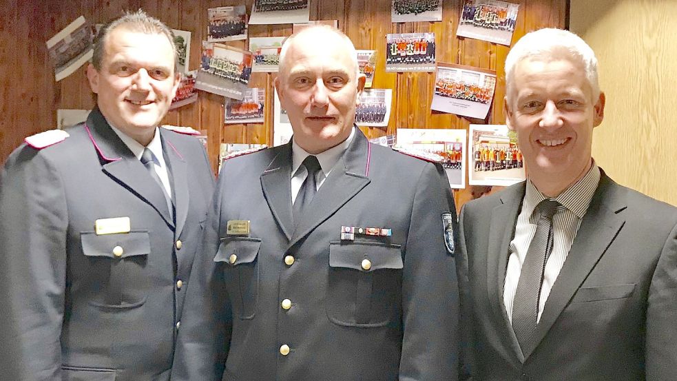 Das war die Welt noch in Ordnung: Mittlerweile hat der bisherige Leeraner Kreisbrandmeister Johann Waten (links) aus Hesel seinen Posten zur Verfügung gestellt. Der stellvertretende Kreisbrandmeister Ralf Heykants (Mitte) aus Steenfelde übernimmt zum 1. November kommissarisch die Amtsgeschäfte. Mit im Bild der Leeraner Kreisrat Matthias Groote. Foto: Archiv