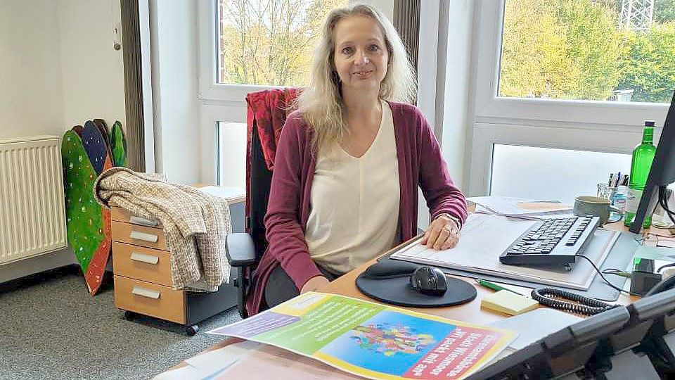 Stadtmanagerin Ute Rittmeier mit Plakaten, über die die neue Ehrenamtsbörse beworben werden soll. Foto: privat