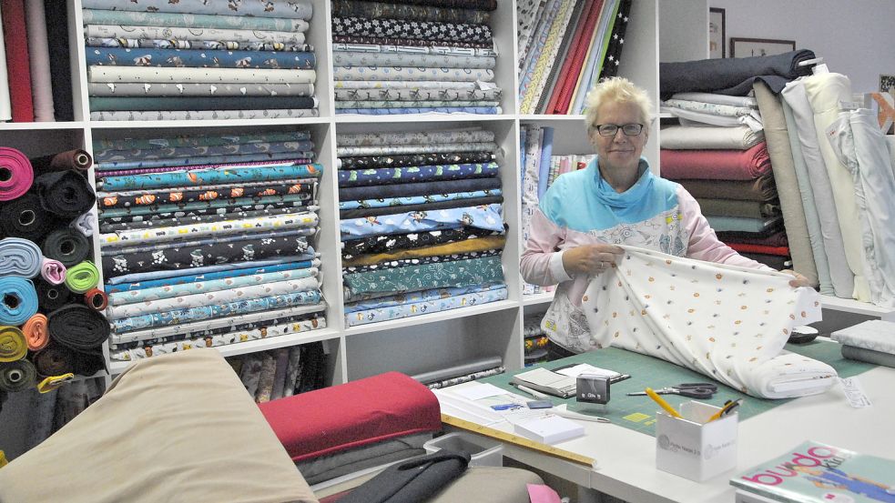 Statt von ihrer Ladentheke wird Inga Heyen Stoffe, Wolle und Handarbeitszubehör künftig vom heimischen Online-Shop aus verkaufen. Foto: Schönig