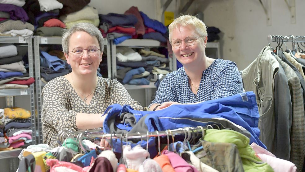 Kerstin Snakker von der Stadt Emden (rechts) und Stefanie Holle von der Caritas Ostfriesland in der Kleiderkammer. Die Zusammenarbeit zwischen Stadt und Caritas klappe "sehr gut". Foto: Ortgies