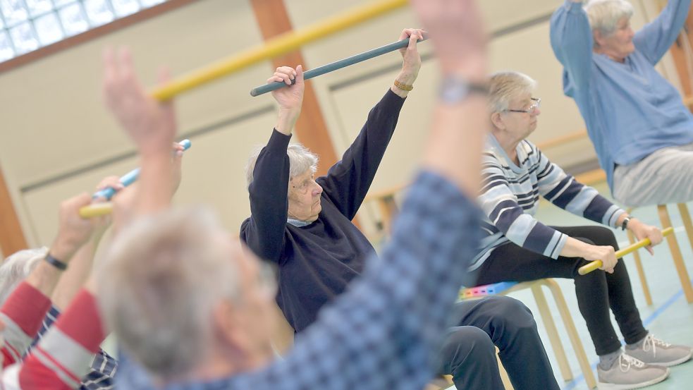Elisabeth Herkens (dunkles Oberteil) aus Loga macht auch mit 96 Jahren die Übungen mit. Foto: Ortgies