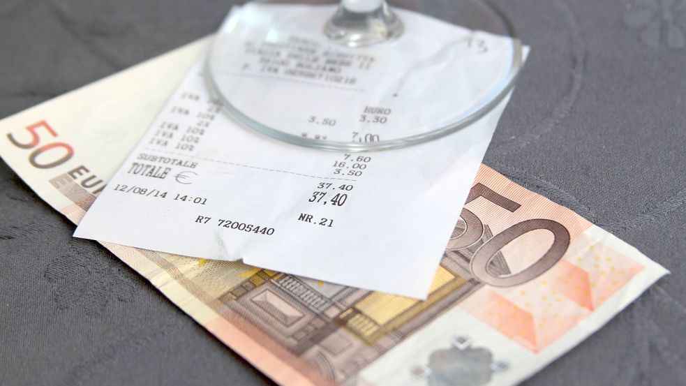 Einige Gaststätten bevorzugen Bargeld, sehr zum Ärger von Kunden, die lieber mit Karte zahlen. Foto: imago images/Ralph Peters