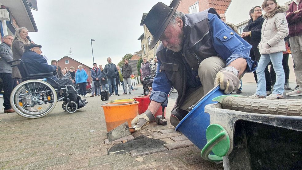 Der Kölner Künstler Gunter Demnig, der das Stolperstein-Kunstprojekt einst initiiert hat, verlegte an diesem Freitag 25 Stolpersteine in Weener. Foto: Gettkowski