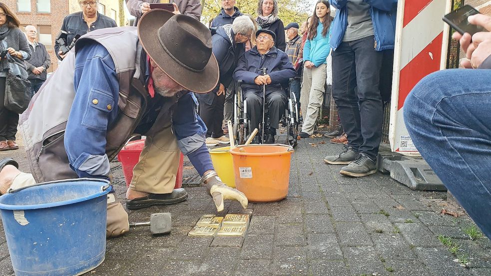 Auch im Gehweg an der Bremer Straße 14a verlegte Gunter Demnig im Beisein von Albrecht Weinberg (im Hintergrund mit Partnerin Gerda Dänekas) vier Stolpersteine. Foto: Gettkowski