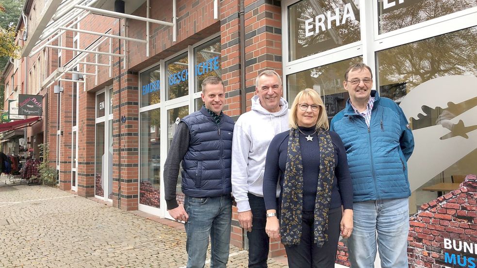 „Ein Stück Emder Geschichte erhalten“ steht an den Schaufenstern: Marten Klose (von links), Wolfram Heidrich, Roswitha Franke und Dr. Rolf Uphoff vom Arbeitskreis Bunkermuseum vor der neuen „Zweigstelle“ des Museums an der Großen Straße. Foto: H. Müller