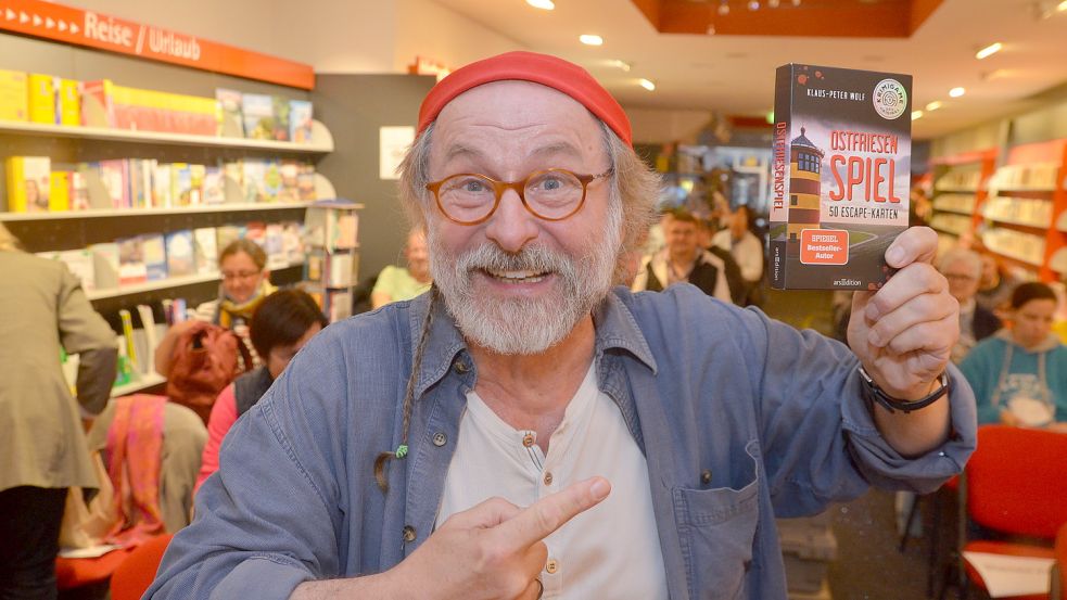 Promi-Faktor hilft – ist aber keine Voraussetzung für ein erfolgreiches Spiel. Hier ist Klaus-Peter Wolf mit seinem neuen „Ostfriesenspiel“ in der Norder Buchhandlung „Lesezeichen“ zu sehen. Foto: Hillebrand