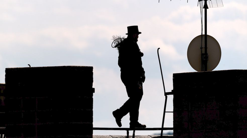 Auf dem Dach sind Schornsteinfeger immer seltener zu sehen. Glück bringen können sie aber auch am Telefon. Foto: Michael/dpa