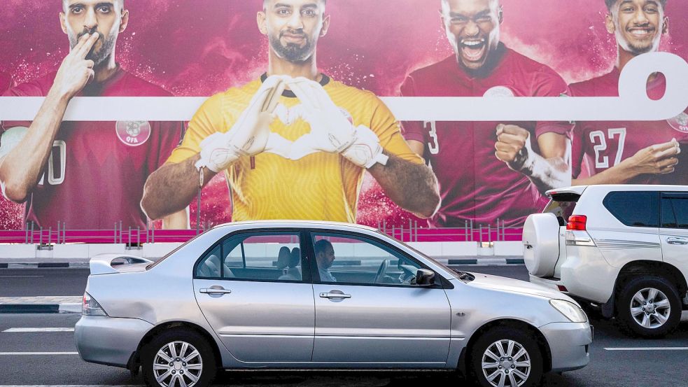 Werbung für die WM in Doha: Human Rights Watch wirft Katar die Festnahme und Misshandlung von queeren Menschen vor. Foto: AFP/JEWEL SAMAD