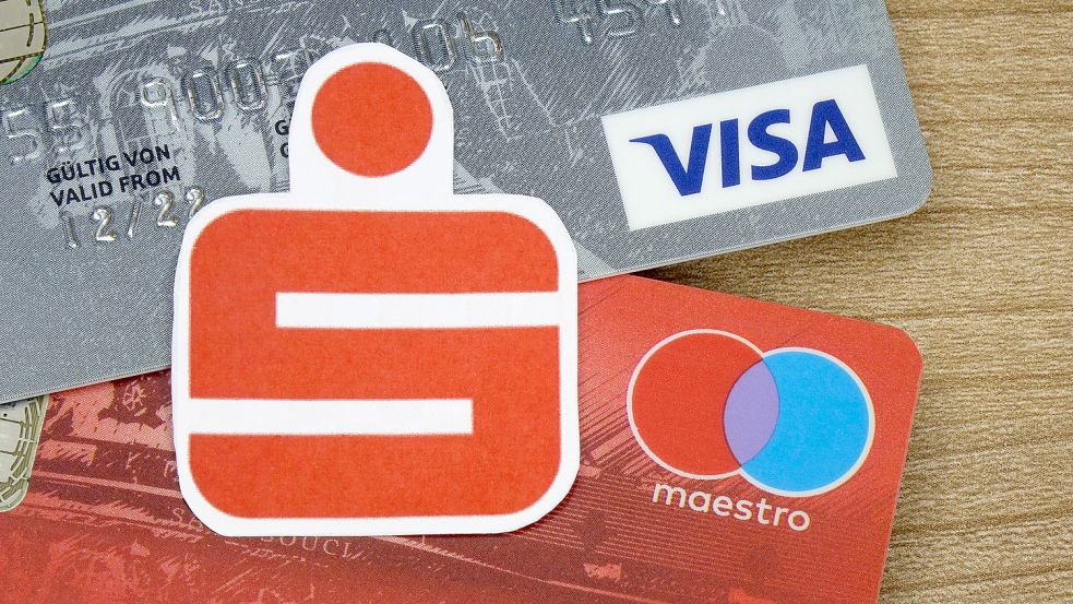 Die Sparkasse stellt die neue Visa-Debitkarte vor. Für die Kunden ändern sich damit einige Funktionen. Foto: imago images/Steinach