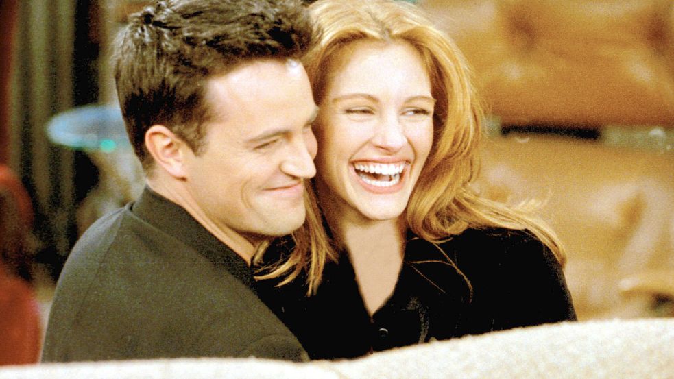 Matthew Perry und Julia Roberts standen nicht nur gemeinsam für die US-Kultserie „Friends“ vor der Kamera, sondern waren auch privat ein Paar. Foto: imago images/Everett Collection