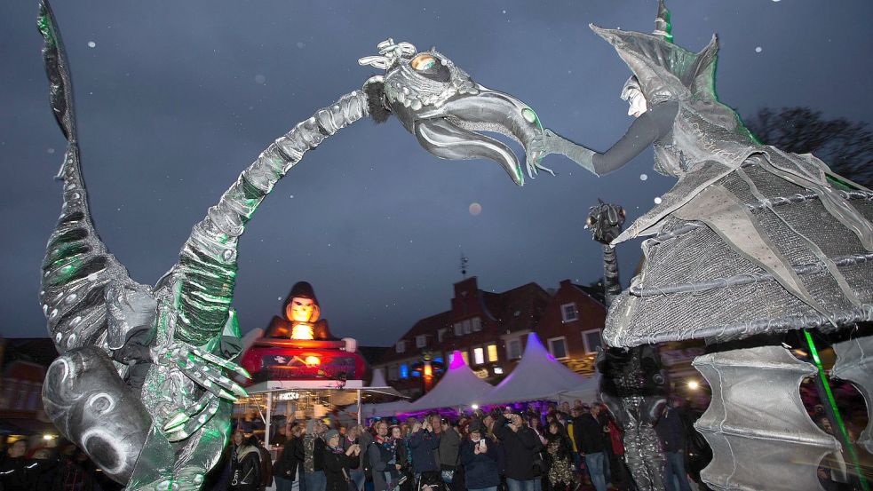 Der schräge Urvogel Saurus zog bereits 2018 in Esens die Blicke der Halloweenbesucher auf sich. Er kam so gut an, dass er nun wieder sein Unwesen treiben darf. Foto: Archiv/Doden